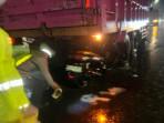 Kecelakaan-Maut-di-Muara-Enim-Siswi-SMA-Tewas-Usai-Motornya-Tabrak-Belakang-Truk-di-Pinggir-Jalan.jpg