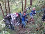 Kecelakaan-maut-terjadi-di-jalur-ekstrem-Cangar-Pacet-Mojokerto-sebuah-mobil-Toyota-Innov.jpg