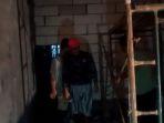 Keluarga-Riyanto-membuat-lubang-di-pagar-tembok-yang-dibuatnya.jpg