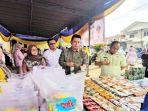 Kepala-Dinas-Perdagangan-Palembang-Isnaini-Madani-meninjau-pasar-murah.jpg