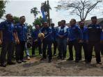 Ketua-DPD-Partai-Demokrat-Sumsel-Cik-Ujang-pukul-bola-buka-turnamen-voli-HUT-Demokrat.jpg