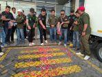 Komunitas-ARMI-lakukan-aksi-tabur-bunga-di-TKP-penembakan-di-Rest-Area-Km-45-Tangerang-Merak.jpg