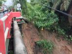 Kondisi-longsor-di-bibir-jembatan-Muara-Beliti.jpg