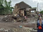 Kondisi-rumah-warga-di-Dusun-Sumbersari-Pronojiiwo-usai-diterjang-erupsi.jpg