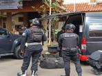 LEDAKAN-DI-SEKOLAH-Tim-Gegana-dari-Brimob-Polda-Metro-Jaya-tengah-melakuk.jpg