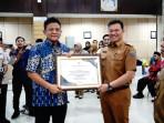 LOMBA-INOVASI-Bupati-OKU-Timur-Ir-H-Lanosin-MT-MM-menyerahkan-piagam-pengh.jpg