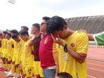 Laskar-SFC-menemui-suporter-setelah-main-imbang-0-0-pada-laga-perdana-play-off-degradasi-Grup-A.jpg