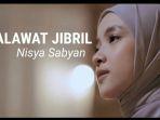 Lirik-Sholawat-Jibril-Arab-Latin-dan-Artinya-Dilantunkan-Nissa-Sabyan-Viral-di-TikTok.jpg