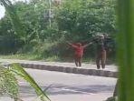 MIRIS-Pelajar-Hadang-Truk-di-Jalinsum-Palembang-Indralaya-Berulah-Lagi-Cuek-Meski-Ada-Korban-Jiwa.jpg