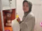 Majikan-merekam-aksi-Asisten-Rumah-Tangga-ART-yang-terang-terangan-curi-beras-di-rum.jpg
