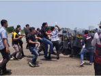 Massa-pengunjukrasa-bentrok-dengan-polisi.jpg