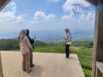 Masyarakat-yang-tengah-berfoto-di-Skydeck-Bukit-Tungguan-Pagaralam.jpg