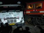 Melintas-di-Rel-Tanpa-Palang-Pintu-Fuso-Angkut-Crine-Ditabrak-Kereta-Babaranjang-di-Prabumulih.jpg