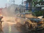 Mobil-Terbakar-di-Jalan-Demang-Lebar-Daun-Palembang.jpg