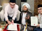 Momen-Richard-Lee-menandatangai-berkas-mualaf.jpg