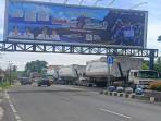 Muatan-Terlalu-Tinggi-3-Truk-Pengangkut-Bak-Tambang-Tak-Bisa-Lewati-Papan-Reklame-Depan-Pemda-OKI.jpg