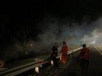 PADAMKAN-API-Tim-Satgas-Karhutla-memadamkan-api-di-dekat-ruas-Tol-Palindra-1.jpg