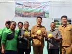 Panen-melon-bupati-panca.jpg