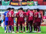 Para-pemain-Sriwijaya-FC-berdoa-sebelum-memulai-pertandingan-di-Liga-2-Indonesia.jpg