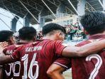 Para-pemain-Sriwijaya-FC-menghampiri-para-suporter-usai-pertandingan-di-Liga-2-Indonesia.jpg