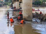Pasca-Banjir-Bandang-Muratara-Tim-Gabungan-Bersihkan-Sampah-Bambu-yang-Tersangkut-di-Tiang-Jembatan.jpg
