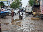 Pedagang-di-Pasar-16-Ilir-Palembang-Mengeluh-Jalan-Sayangan-Rusak-Parah-Jadi-Kubangan-Saat-Hujan.jpg