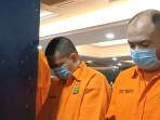Pelaku-Dwi-Hartono-kiri-dan-C-alias-Ken-kanan-saat-ditampilkan-di-Polda-Metro.jpg