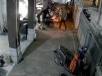 Pencuri-di-Palembang-Gasak-2-Motor-Sekaligus-Beraksi-Dalam-Hitungan-Detik.jpg