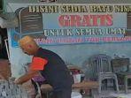 Penggali-Makam-di-Kabupaten-OKU-Timur-memberikan-batu-nisan-gratis.jpg