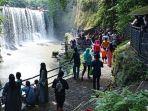 Pengunjung-saat-memadati-Air-Terjun-Temam.jpg