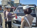 Personel-Satlantas-Polres-Empat-Lawang-saat-memasangkan-bendera-merah-putih.jpg