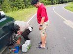 Lagi Patroli, Petugas Pos PAM Polres Prabumulih Bantu Pemudik yang Pecah Ban Mobil di Jalan