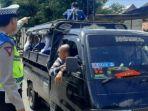 Petugas-Satlantas-Polres-Empat-Lawang-saat-menertibkan-pelajar-yang-kerap-naik-ke-atas-atap.jpg