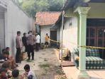 Petugas-melakukan-olah-TKP-dan-memasang-garis-polisi-di-di-rumah.jpg
