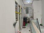 Pintu-kamar-kos-korban-pembunuhan-dipasangi-garis-polisi.jpg