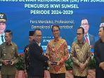 Pj-Bupati-OKI-Terima-Anugerah-Peduli-Pers-dari-PWI-Sumsel.jpg