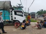Polisi-di-PALI-Pecahkan-Kaca-Truk-Diduga-Bawa-BBM-Ilegal-Ternyata-Semangka-Kini-Diperiksa-Propam.jpg