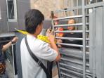 Polisi-memasang-garis-Police-line-di-hotel-yang-menjadi-lokasi-penemuan-mayat-wanita.jpg