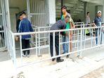 Polisi-saat-sedang-melakukan-pemeriksaan-terhadap-barang-dari-penonton-di-Stadion-Gelora-Sriwijaya.jpg