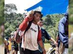 Proses-evakuasi-orang-tertimbun-longsor1.jpg