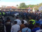Ratusan-karyawan-perkebunan-kelapa-sawit-PT-Mitra-Ogan-melakukan-aksi-demo-di-Kantor-DPRD-OKU.jpg