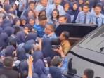 Ratusan-siswa-berbaris-menyambut-kembalinya-Kepala-Sekolah-SMP-Negeri-1-Prabum.jpg