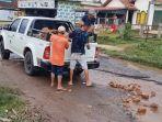 Resah-Jalan-Rusak-Warga-Tanjung-Batu-Ogan-Ilir-Perbaiki-Jalan-Dengan-Pecahan-Batu-Banyak-Lubang.jpg