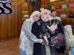 Rezeki-Safitri-live-perdana-jual-baju-Shella-Saukia-dapat-uang-Rp93-juta.jpg