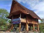 Rumah-Adat-Besemah-atau-Ghumah-Baghi-di-Festival-Anjungan-Sumsel-Dekranasda-Jakabaring.jpg