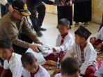 Sekda-Ogan-Ilir-H-Muhsin-Abdullah-membagikan-makan-siang-gratis.jpg