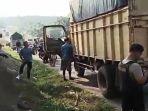 Sopir-Ditemukan-Tewas-Tergantung-di-Belakang-Bak-Truknya.jpg
