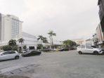 Suasana-sore-di-komplek-bisnis-Hotel-Aryaduta-Mal-Palembang-Square-dan-parkiran-di-kawasan.jpg