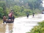 Sungai-Penukal-Meluap-Jalan-Poros-Desa-Sungai-Ibul-PALI-Lumpuh-Terendam-Banjir-Setinggi-1-M.jpg