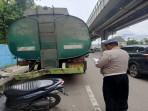 Tabrak-Truk-Tronton-dari-Belakang-Pengendara-Motor-di-Palembang-Patah-Bahu.jpg